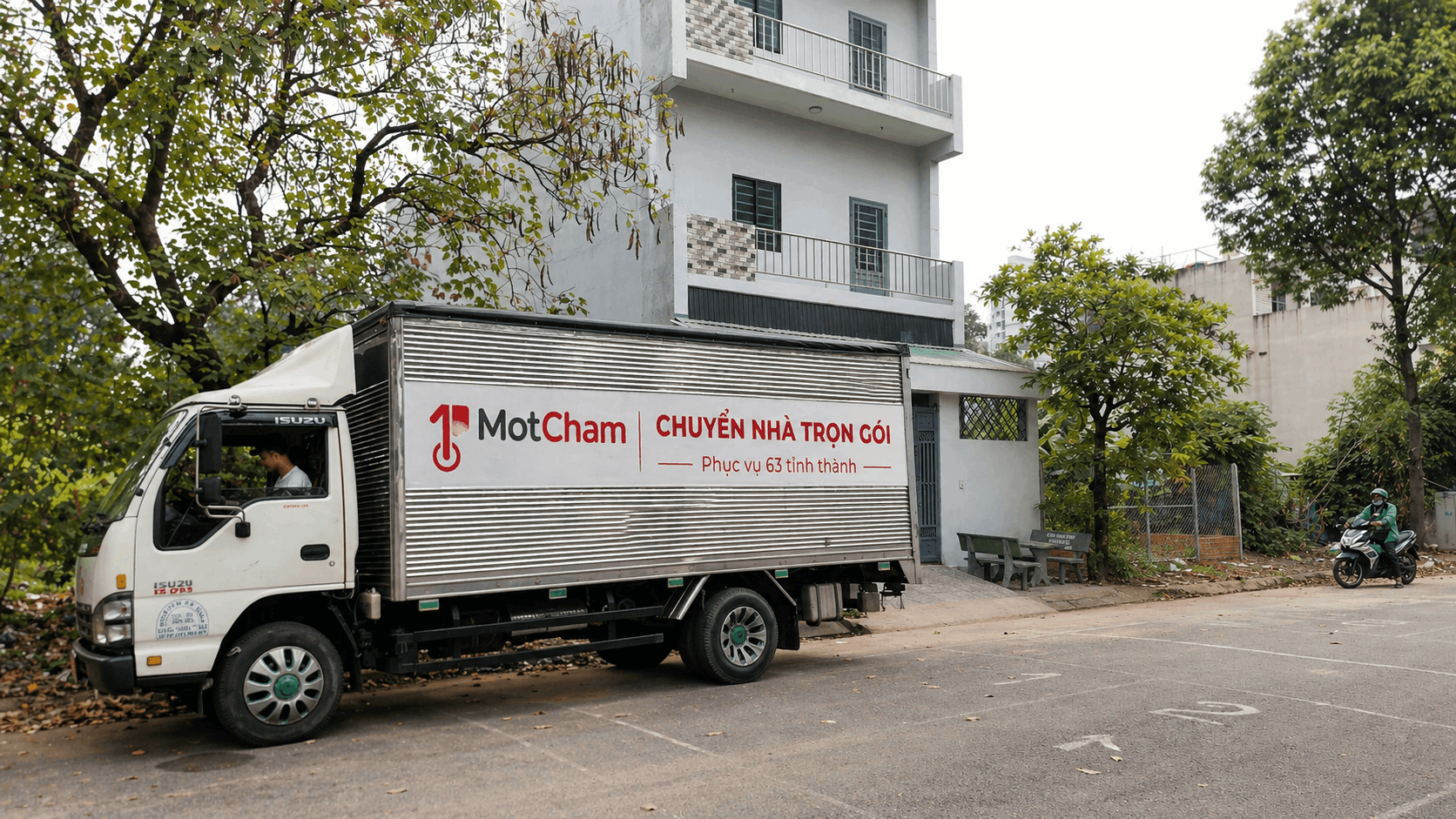 Xe chuyển nhà trọn gói MotCham đậu trước nhà khách hàng