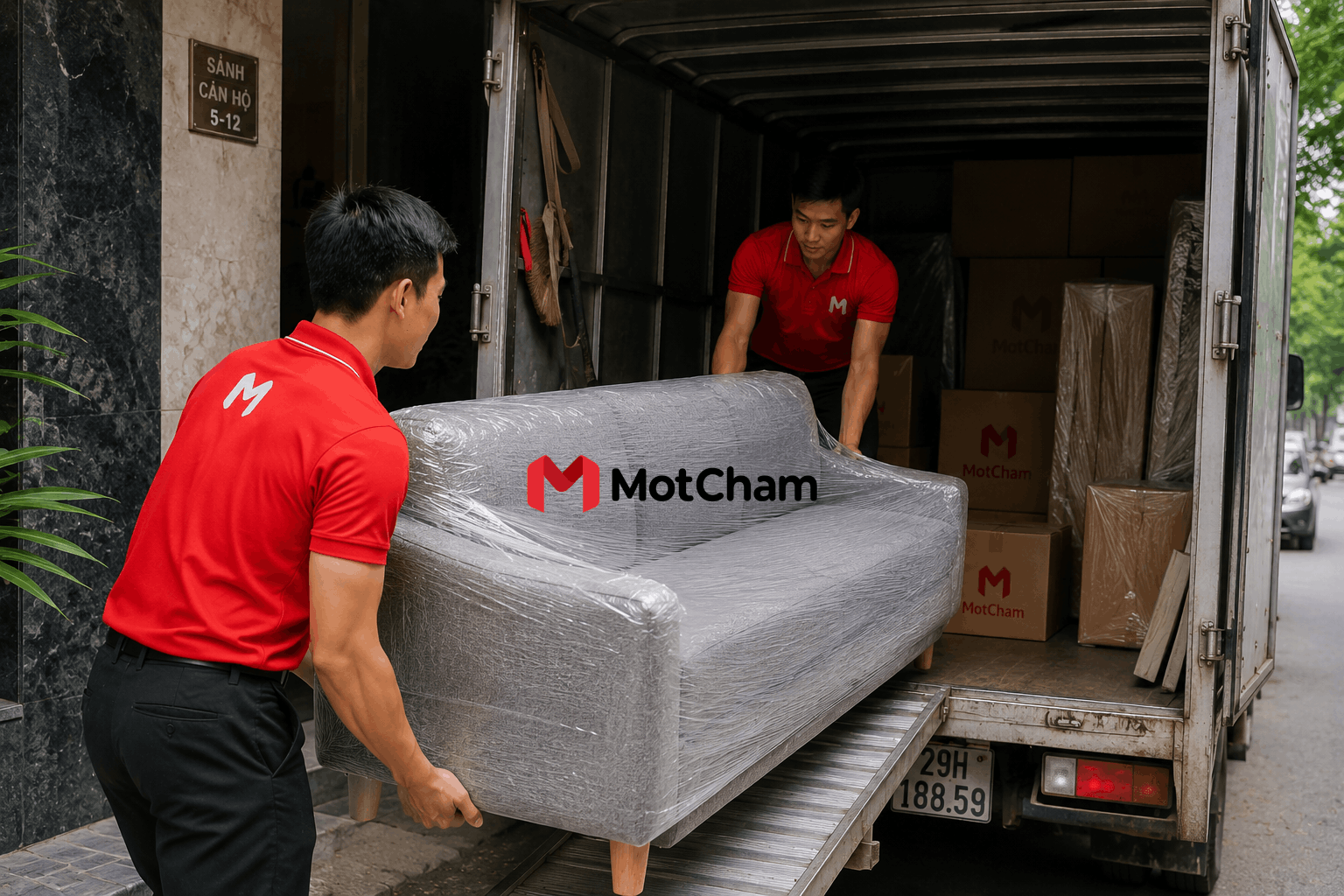 Nhân viên MotCham bốc xếp sofa lên xe tải chuyển nhà trọn gói an toàn
