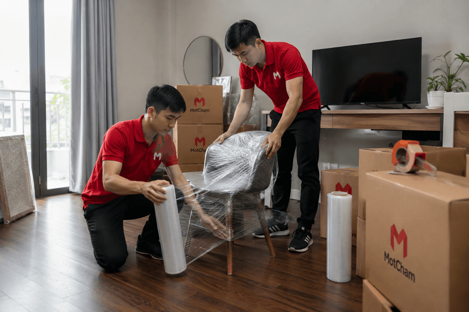 Nhân viên MotCham bọc ghế bằng màng PE khi thực hiện dịch vụ chuyển nhà trọn gói Bến Tre chuyên nghiệp.