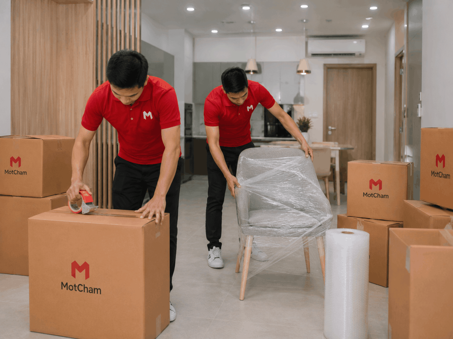 Đội ngũ MotCham chuẩn bị đồ đạc trước khi vận chuyển trong dịch vụ chuyển nhà trọn gói Bến Tre.
