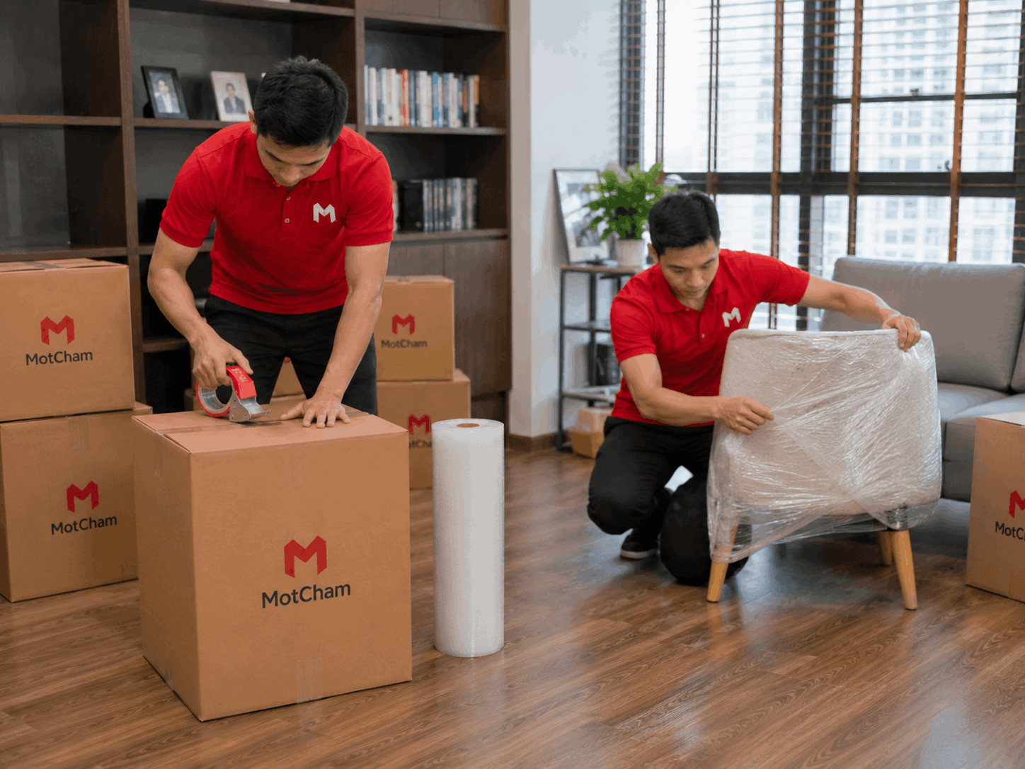 Chuyển nhà trọn gói Bình Dương với nhân viên MotCham bọc ghế và chuẩn bị nội thất trước khi vận chuyển.