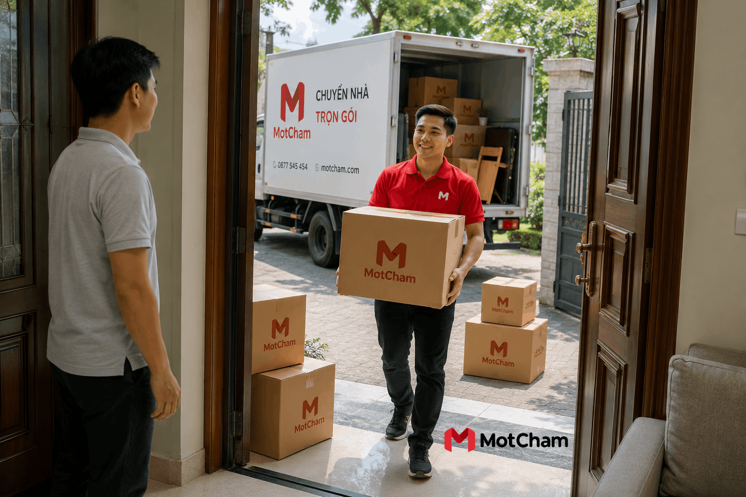 Gia chủ đón nhân viên chuyển nhà sau khi xem ngày chuyển nhà theo tuổi