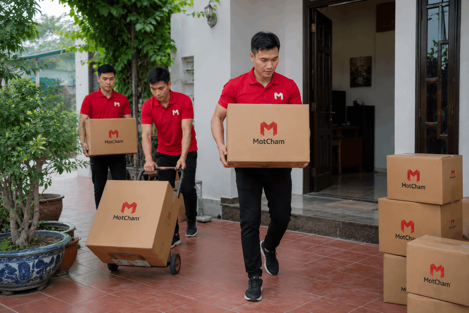 Chuyển nhà trọn gói Bạc Liêu với đội ngũ MotCham vận chuyển thùng hàng đến xe an toàn và chuyên nghiệp.